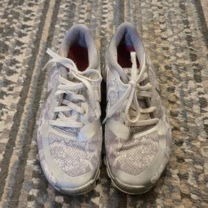 Nike Women's Light Gray And White Snakeskin Pattern Sneakers Size 7 Lightweight